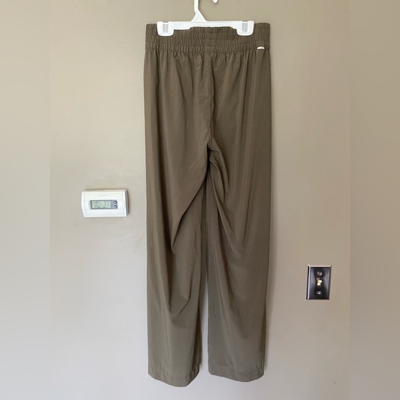 VUORI ••SOLD OUT•• Villa Wide Leg Pants Long In Color Green Size Small - Picture 9 of 12